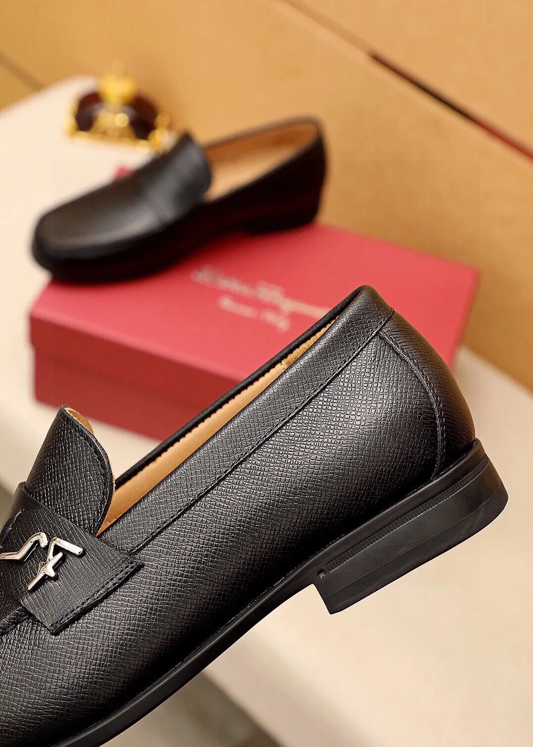 Men's shoes 💰480 💐 Product trademark: Ferragamo "Ferragamo" casual leather shoes Regular size: 38-44 (45🉑️customized) Product materials: Selected imported first-layer cross-grain cowhide leather upper + luxury hardware buckle, imported water-dyed cowhide leather lining. Strong three-dimensional visual effect, original outsole color: 4⃣️seed leather materials available